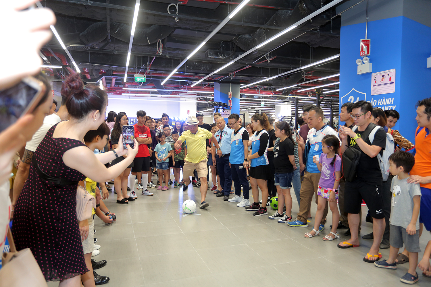 Tuyển thủ Phan Văn Đức ‘hút fan’ ngày Decathlon Hà Nội khai trương cửa hàng đầu tiên